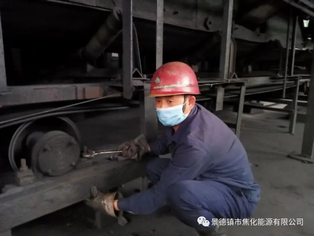 “老線這邊人手不夠，你們那邊有誰可以過來支援？”“好的，我馬上來。”聽到這個(gè)消息時(shí)，羅國安剛剛結(jié)束新線的維修工作，但他二話不說，立即拿起維修包，投入到老線的維修工作當(dāng)中。每天工作10小時(shí)以上已經(jīng)成為抗疫期間的常態(tài)，雖然身體很疲憊，但是他沒有任何怨言，“確實(shí)很辛苦、很累，但現(xiàn)在正是特殊時(shí)期，只有保障公司生產(chǎn)經(jīng)營“不斷檔”，我們生活才能“不斷線”，恰恰我所在的運(yùn)輸廠就是承擔(dān)著焦炭煤炭運(yùn)輸?shù)闹匾氊?zé)，所以我更應(yīng)該恪盡職守，保障好這些設(shè)備的穩(wěn)定運(yùn)行?！?jpg